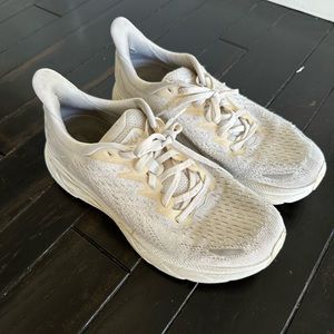 Hoka Clifton 8 women’s size 8.5